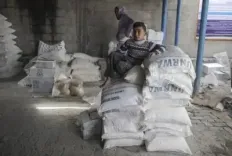 प्रतिबंधों में ढील, गाजा में भुखमरी के बीच सहायता ट्रकों की संख्या में मामूली वृद्धि : संयुक्त राष्ट्र 