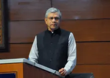 सीएसएमटी से सावंतवाड़ी रोड नई ट्रेन सेवा शुरू, रेल मंत्री वैष्णव ने दिखाई हरी झंडी