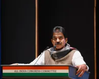 केरल: सबरीमाला तंत्री की गिरफ्तारी पर वेणुगोपाल और सतीशन ने सीएम पिनाराई विजयन को घेरा