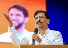 सचिन अहीर के शिंदे खेमे में जाने पर संजय राउत का पलटवार: 'स्वार्थी लोगों के जाने का दुख क्यों?'