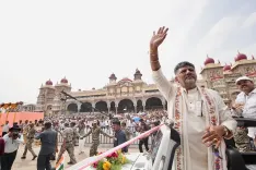 मैसूर दशहरा 2026: 417वीं जंबू सवारी शुरू, CM शिवकुमार ने देवी चामुंडेश्वरी को अर्पित किए पुष्प