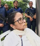 ममता बनर्जी हिरासत में, मुंह पर बैंड-ऐड लगाकर किया विरोध; बस में गाया महिषासुर मर्दिनी पाठ