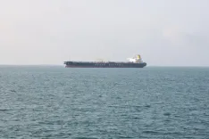 होर्मुज को लेकर ट्रंप की धमकियों के बाद कुवैती तेल से लदे टैंकर पर ईरान ने ड्रोन से किया हमला