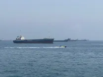 होर्मुज स्ट्रेट में ईरानी IRGC की गतिविधियाँ जारी, UAE टैंकर पर हमला; UKMTO ने खतरा 'गंभीर' बताया