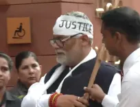 इंडिया ब्लॉक का संसद में हंगामा: छात्रों पर पैलेट गन और AK-47 के इस्तेमाल पर सरकार से जवाब तलब