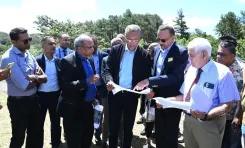How is India's envoy and Mauritius minister collaborating on a floating solar project?