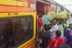 How is Indian Railways Managing the Holiday Rush for Chhath Puja?