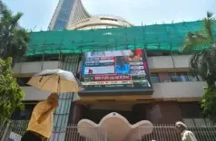 Indian stock market ends a tad lower after RBI keeps repo rate unchanged
