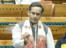 इंडिगो की फ्लाइट कैंसिल होने पर कांग्रेस नेताओं ने सरकार को घेरा, संसद में चर्चा की मांग