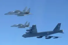 इंडो-पैसिफिक में बढ़ा तनाव: चीन-रूस के बाद अमेरिकी बी-52 बॉम्बर और जापानी जेट्स ने किया संयुक्त अभ्यास