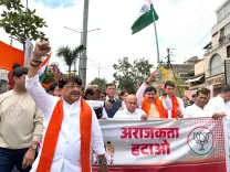 इंदौर में BJP के पैदल मार्च में पोस्टर विवाद: मंत्री विजयवर्गीय के सामने प्रहलाद पांडे को पुलिस ने हिरासत में लिया