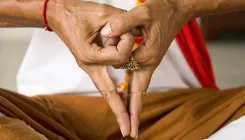 मन की शांति और इंद्रियों पर नियंत्रण के लिए अद्भुत है योग की 'योनि मुद्रा'
