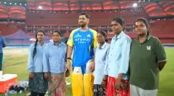 महेंद्र सिंह धोनी ने ग्राउंड्समैन के साथ तस्वीरें खींचकर फैंस को किया मंत्रमुग्ध