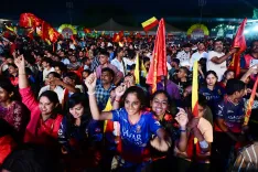 How has IPL aided international players in facing intimidating crowds in India?