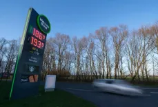 डोनाल्ड ट्रंप की चेतावनी से होर्मुज स्ट्रेट पर संकट और तेल कीमतों में उछाल