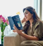 'द मिडनाइट लाइब्रेरी' ने बदला राशि खन्ना का नज़रिया, बोलीं — 'थेरेपी जैसी लगी ये किताब'