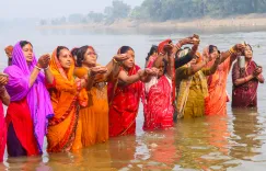 क्या सूर्यदेव ने असुर को दिया अपना पुत्र बनने का वरदान? जानिए छठ व्रत से जुड़ी कर्ण की कहानी