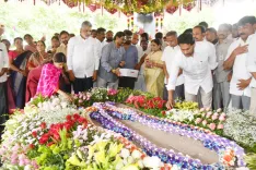 YSR 17th death anniversary: Jagan, Sharmila pay tributes in Kadapa