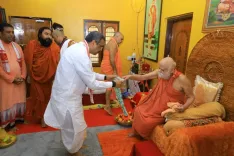 जगन्नाथ रथ यात्रा 2025: धर्मेंद्र प्रधान, CM माझी और संबित पात्रा ने शंकराचार्य स्वामी निश्चलानंद से लिया आशीर्वाद
