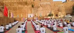 राजस्थान : जैसलमेर के सोनार किले में बीएसएफ का भव्य योगाभ्यास