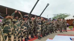 क्या जैसलमेर में विजयादशमी पर बीएसएफ ने शस्त्र पूजन कर दुश्मन को कड़ा संदेश दिया?
