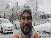 क्या जम्मू और कश्मीर में बर्फबारी से पर्यटकों के चेहरे खिले?