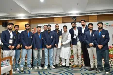 जम्मू-कश्मीर क्रिकेट टीम ने रणजी चैंपियन जीत के बाद पीयूष गोयल को जीआई-टैग विलो बैट भेंट किया