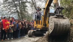 क्या जम्मू कश्मीर के हिरनी गांव में पहली बार सड़क का निर्माण हो रहा है?