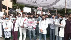 जम्मू-कश्मीर के MBBS-BDS इंटर्न डॉक्टरों का प्रदर्शन, ₹12,300 से बढ़ाकर ₹30,000 स्टाइपेंड की मांग