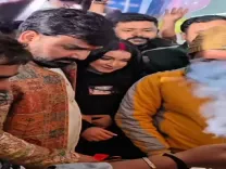 क्या जन्मदिन पर भी पवन सिंह अपनी हरकतों से बाज नहीं आए? महिमा के साथ किया यह विवादित कार्य