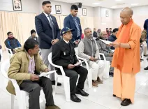 क्या 'जनता दर्शन' में आई महिला ने सीएम योगी को अपना दुख सुनाया?