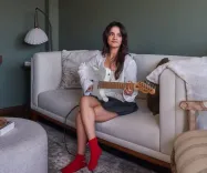 Jasleen Royal sings 'Luka Chuppi' from Rang De Basanti in solidarity with protesting students