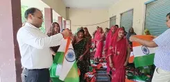 जौनपुर की 300 ग्रामीण महिलाएं बना रही हैं 5 लाख तिरंगे, 'हर घर तिरंगा' अभियान को मिली नई ताकत