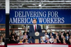 जेडी वेंस ने रोजगार बढ़ाने के प्रयासों को व्यापार से जोड़ा, ईंधन की कीमतों में वृद्धि को 'अस्थायी उतार-चढ़ाव' बताया