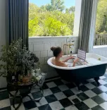 Jennifer Lopez works from bathtub in viral Instagram post