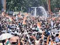 झारखंड: JPSC-JSSC विवाद पर 8 बैरिकेड तोड़ विधानसभा पहुंचे छात्र, वाटर कैनन में किया रेन डांस