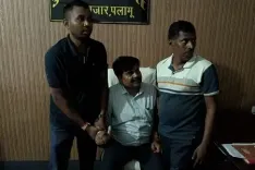 झारखंड एसीबी ने अंचलाधिकारी को कार्यालय में 30 लाख रिश्वत लेते रंगे हाथ किया गिरफ्तार