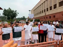 झारखंड भर्ती परीक्षा घोटाले पर BJP सांसदों का संसद भवन के बाहर प्रदर्शन, CBI जांच की मांग