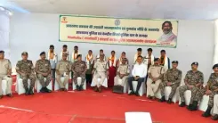 झारखंड : चाईबासा में डीजीपी के समक्ष 10 नक्सलियों ने किया आत्मसमर्पण