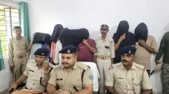 चतरा में देह व्यापार रैकेट का भंडाफोड़: ईटखोरी होटल से 5 युवतियों समेत 12 गिरफ्तार