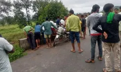 झारखंड: धनबाद में पेड़ से लटका मिला युवक का शव, चतरा में पुल के नीचे बरामद हुई लाश