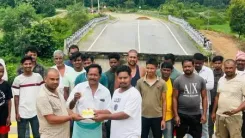 झारखंड के खूंटी में ध्वस्त पुल के दो माह पूरे, ग्रामीणों ने केक काटकर जताया विरोध