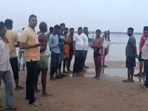 क्या झारखंड के पलामू में छठ पर्व के दौरान सोन नदी में डूबकर तीन युवकों की मौत हुई?
