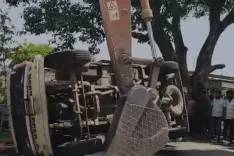 लोहरदगा सड़क हादसा: शराब लदे ट्रक ने स्कूटी को रौंदा, मां-बेटे समेत तीन की दर्दनाक मौत