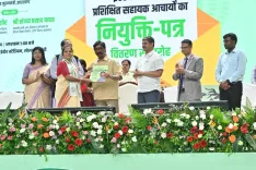 झारखंड में 1,042 सहायक आचार्यों को नियुक्ति पत्र; CM हेमंत सोरेन बोले — भविष्य गढ़ने की जिम्मेदारी आपके कंधों पर