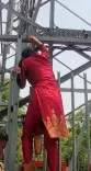 झारखंड में 15 दिनों में तीन बार मोबाइल टावर पर चढ़े प्रेमी, धनबाद में युवती ने प्रेमी की रिहाई के लिए लगाई जान की बाज़ी