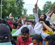 झारखंड JPSC-JSSC आंदोलन: 8 बैरिकेड तोड़े, वाटर कैनन के बाद भी डटे छात्र; देवेंद्र नाथ महतो को कंधों पर उठाकर विधानसभा पहुंचाया