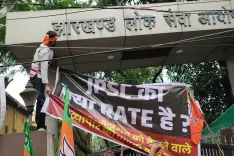 जेपीएससी 14वीं पीटी परीक्षा रद्द करने की मांग: भाजयुमो ने बैरिकेड तोड़े, रांची में पुलिस से झड़प