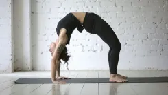 कमर दर्द और रीढ़ की जकड़न से निजात दिलाने वाला चक्रासन योगासन