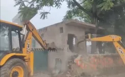 कानपुर: ग्राम बरी में केडीए का बुलडोजर, 500 वर्गमीटर सरकारी जमीन पर कथित कब्जे से मुक्त
